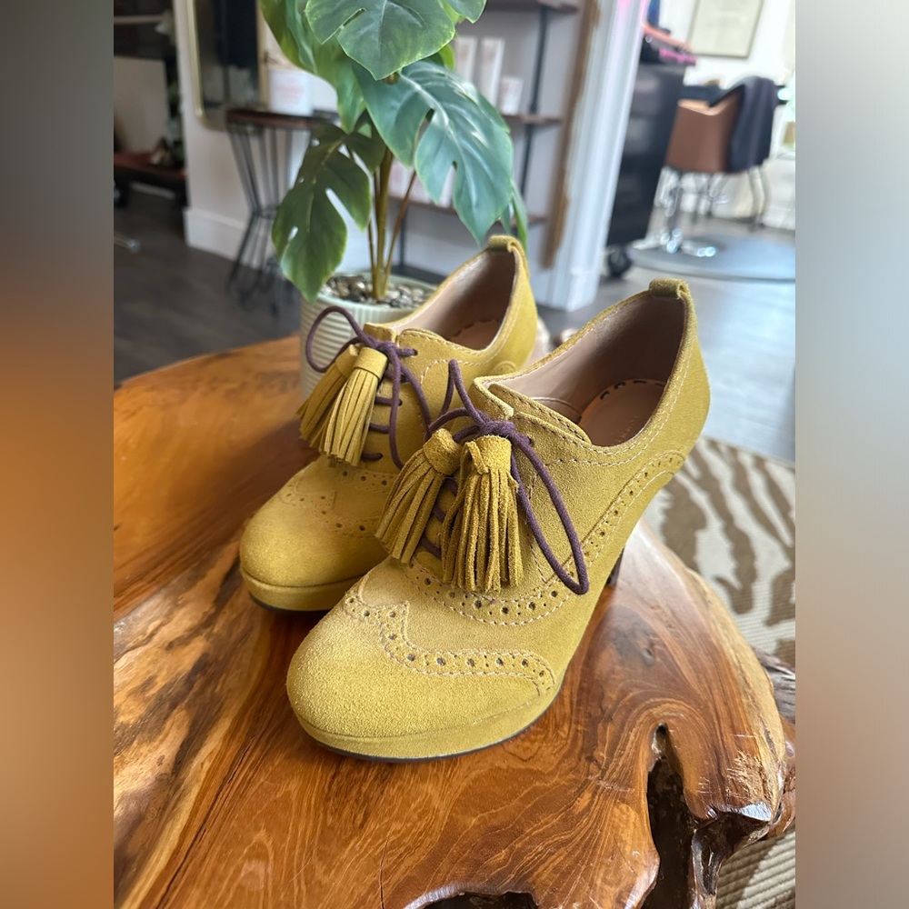 Tommy Hilfiger yellow tassel, saddle, shoes, heels, perfect condition size 7 1/2